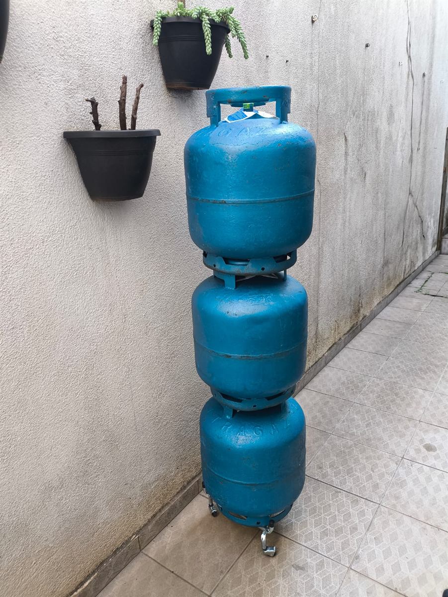 Suporte com rodinhas para botijão de gás